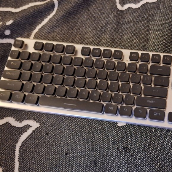 LANGTU RGB Backlit 100% Wired Keyboard - Picture 2 of 4